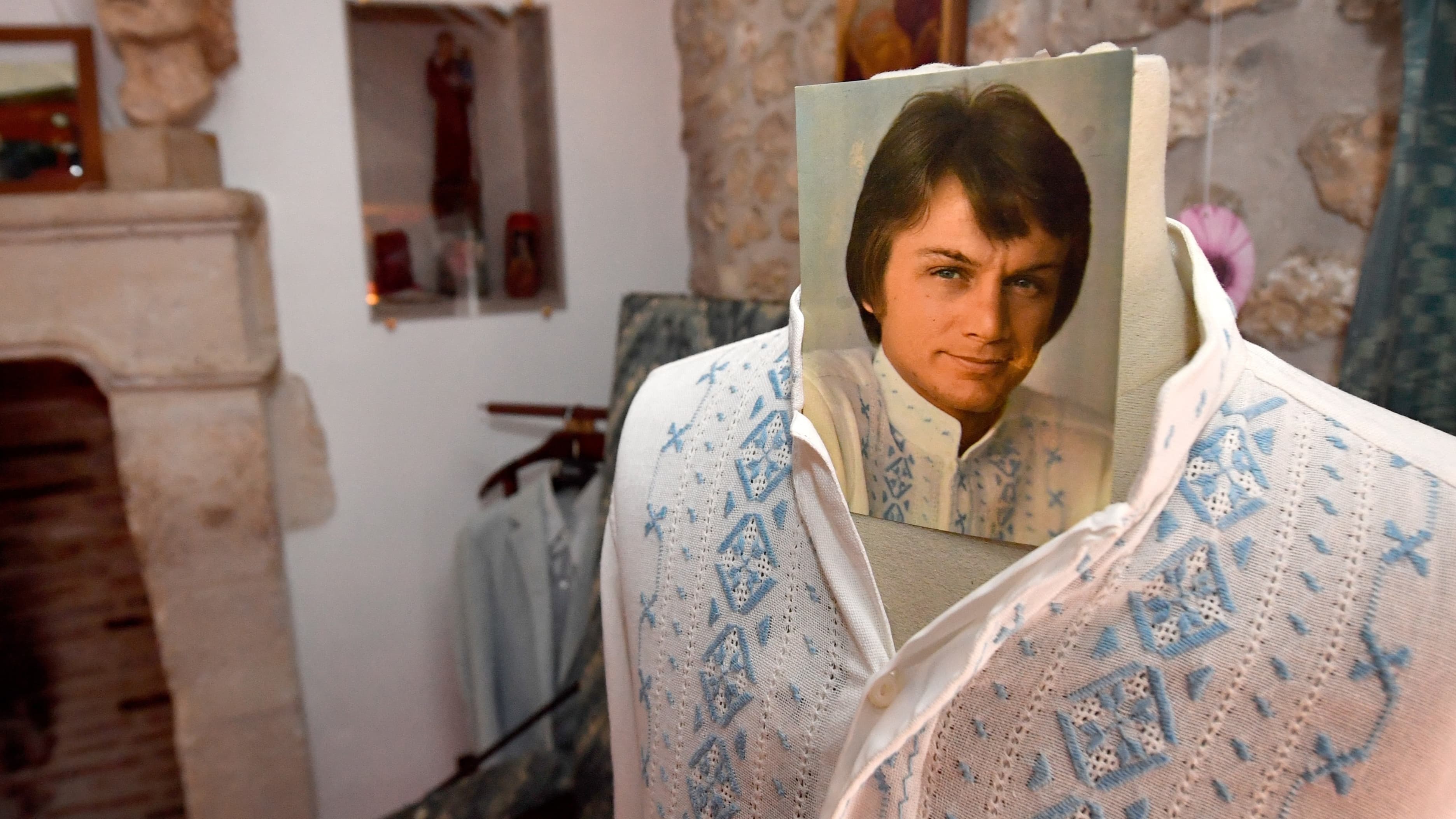 780 Euros la Mèche : Des Cheveux de Claude François et Johnny Hallyday Vendus aux Enchères