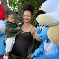 Rihanna rayonne enceinte avec ses enfants à l'avant-première des Schtroumpfs