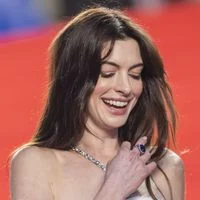 Anne Hathaway bientôt dans la peau d'une popstar inspirée de Taylor Swift ?