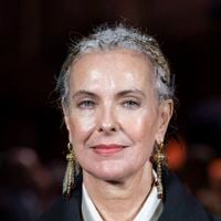 Carole Bouquet : Nouveau Look Capillaire et Projets Artistiques en 2026