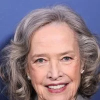 Emmy Awards 2025 : Kathy Bates signe un exploit féministe historique à 77 ans