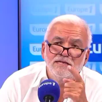 Pascal Praud interrompt un auditeur insultant Emmanuel Macron en direct sur Europe 1