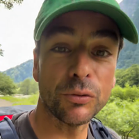 Julian Bugier s’exile au Japon après sa reconversion : une cloche anti-ours lui sauve la vie