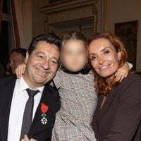 Laurent Gerra reçoit la Légion d'Honneur entouré de sa famille