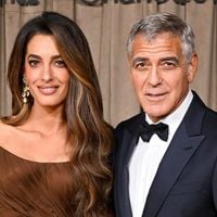 Amal Clooney éblouit Londres dans une robe drapée Versace aux côtés de George Clooney