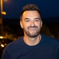 Cyril Lignac transformé à Ramatuelle avec une autre star très populaire de la télé