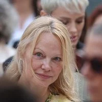 Pamela Anderson éblouissante à 58 ans : icône glamour, entre parodie et puissance féminine