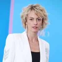 Sara Mortensen réconfortée par son fils Aksel après un rôle perdu