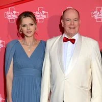Charlene de Monaco rend hommage à Albert II lors du gala de la Croix-Rouge