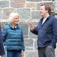 Camilla Parker Bowles : Look Décontracté et Soutien à son Fils Tom au Festival de Braemar