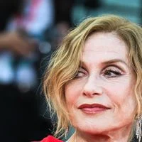 Isabelle Huppert à la Fashion Week : entre audace et divisions | Fashion Faux Pas ou Diva ?