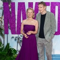 Pamela Anderson et Liam Neeson : duo complice sur le tapis rouge de The Naked Gun