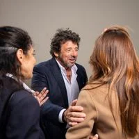 Patrick Bruel rayonne à Paris malgré un revers dans son projet hôtelier