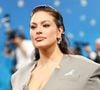 Ashley Graham : mannequin iconique et militante body positive face à l’ultra-maigreur