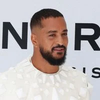 Slimane de retour à Paris : entre mode, retrouvailles avec Vitaa et actualité judiciaire
