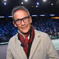 Julien Courbet hospitalisé : nouvelles rassurantes et révélations dans Arnaques !