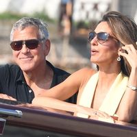 Amal Clooney en Balmain à Venise : le couple Clooney illumine la Mostra 2025