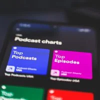 Podcast : le Syndicat des producteurs audio alerte sur l’urgence d’un soutien public