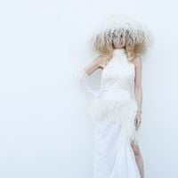 Pamela Anderson surprend avec un look cuivré à la Fashion Week de Paris