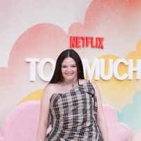 Megan Stalter (Too Much) choque avec une tenue en carton – Réactions virulentes et analyse