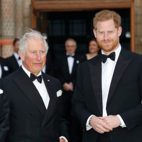 Charles III de retour à Londres : le prince Harry au cœur des spéculations