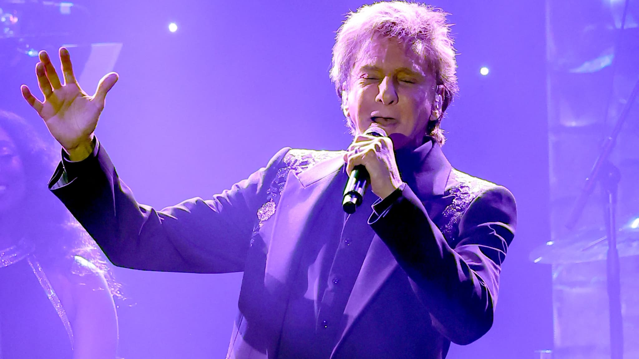 Barry Manilow contraint d’annuler à Las Vegas : l’onde de choc médiatique d’une légende fragilisée