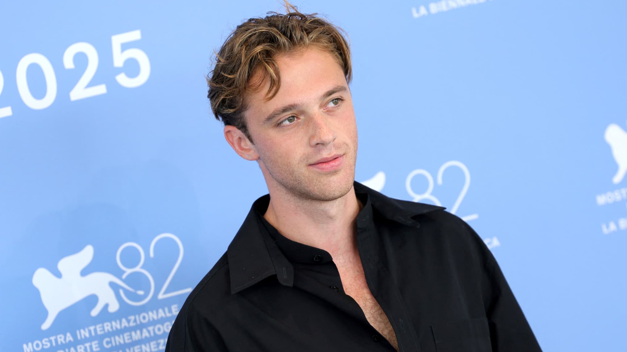 Benjamin Voisin se transforme en Meursault : Immersion totale dans 'L'Étranger' de François Ozon | Interview Exclusive