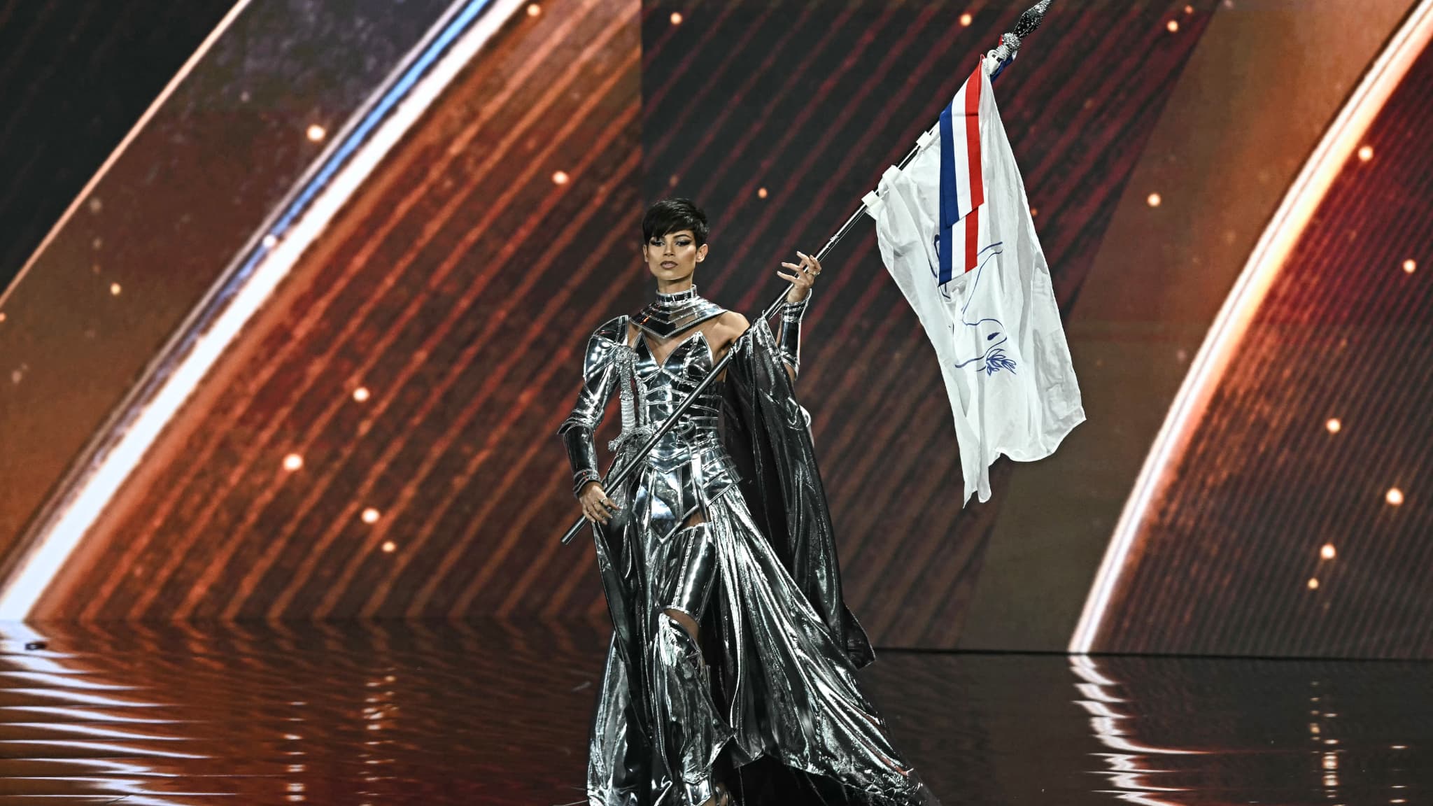 Miss Univers 2026 : Ève Gilles époustoufle en Jeanne d’Arc avec son costume national spectaculaire