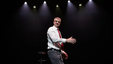 Jean Lassalle sur Scène : Le Spectacle Intime "Jean dans la Salle" qui Conquiert le Public