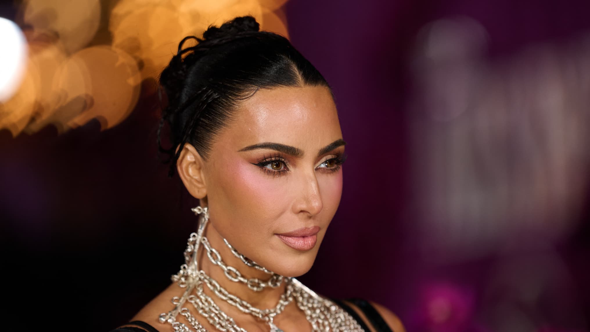 Kim Kardashian critiquée par PETA pour ses chiots offerts à Noël