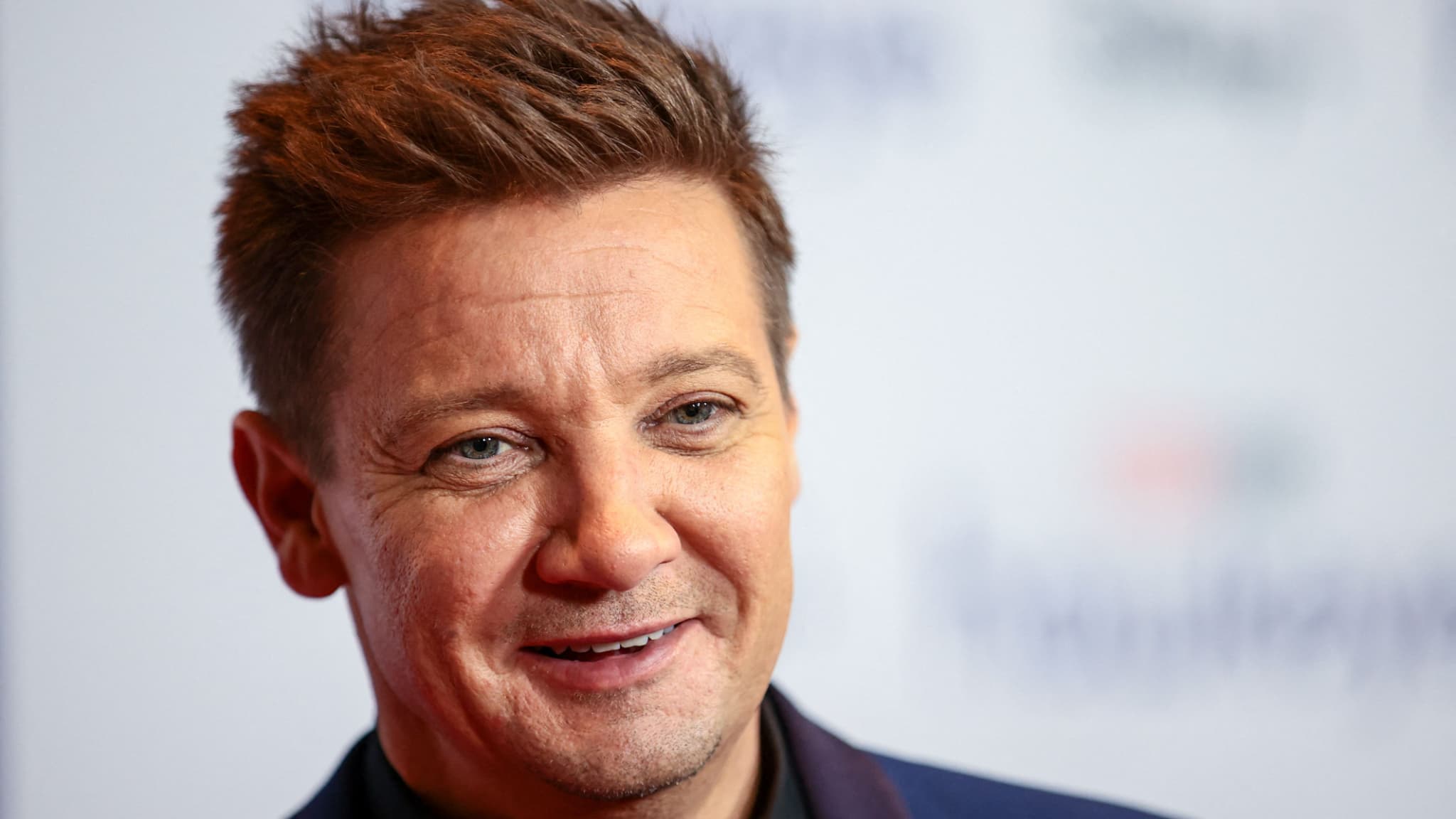 Jeremy Renner Accusé de Harcèlement Sexuel par Yi Zhou : Messages Intimes, Menaces et Scandale à Hollywood