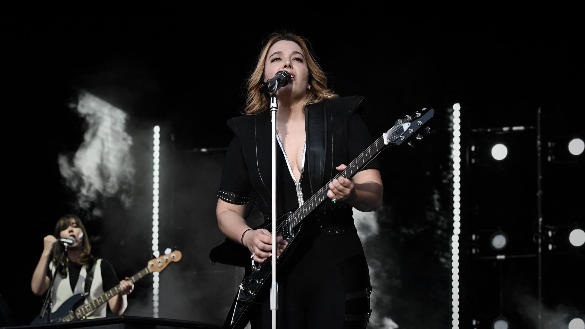 Les Enfoirés dévoilent "Tout se casse" par Santa