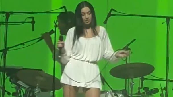 Charli XCX et Air : Collaboration Surprise au We Love Green pour une Performance Inoubliable de Cherry Blossom Girl