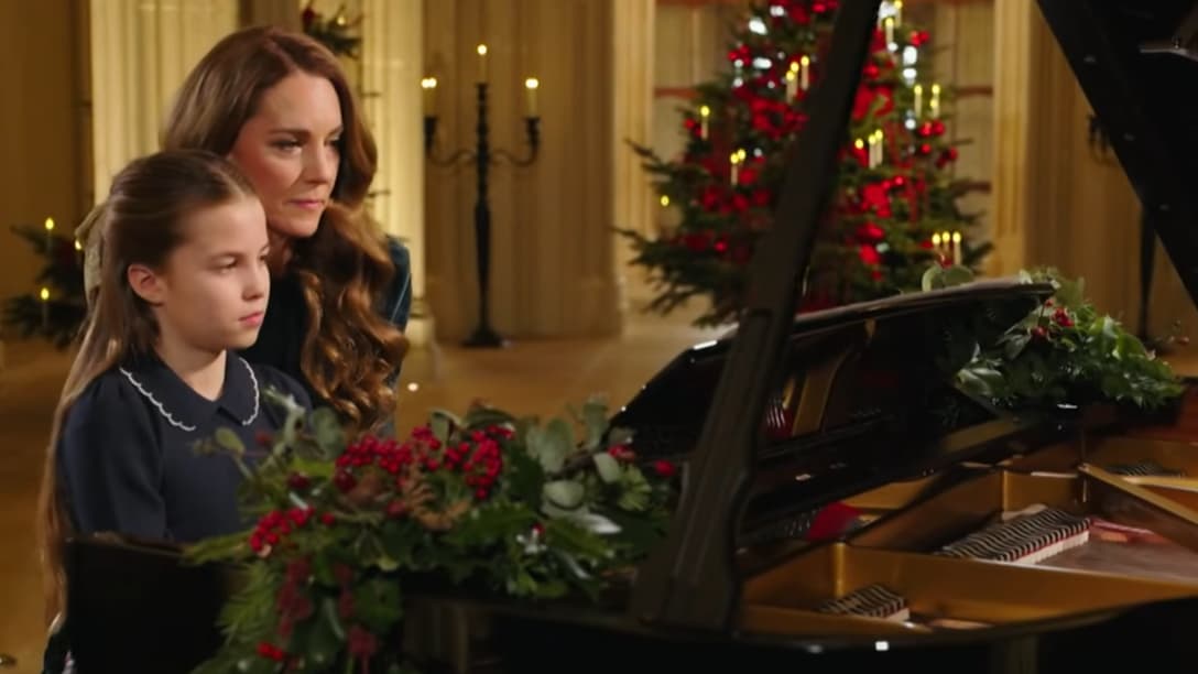 La princesse Kate et Charlotte émouvantes au piano pour Noël