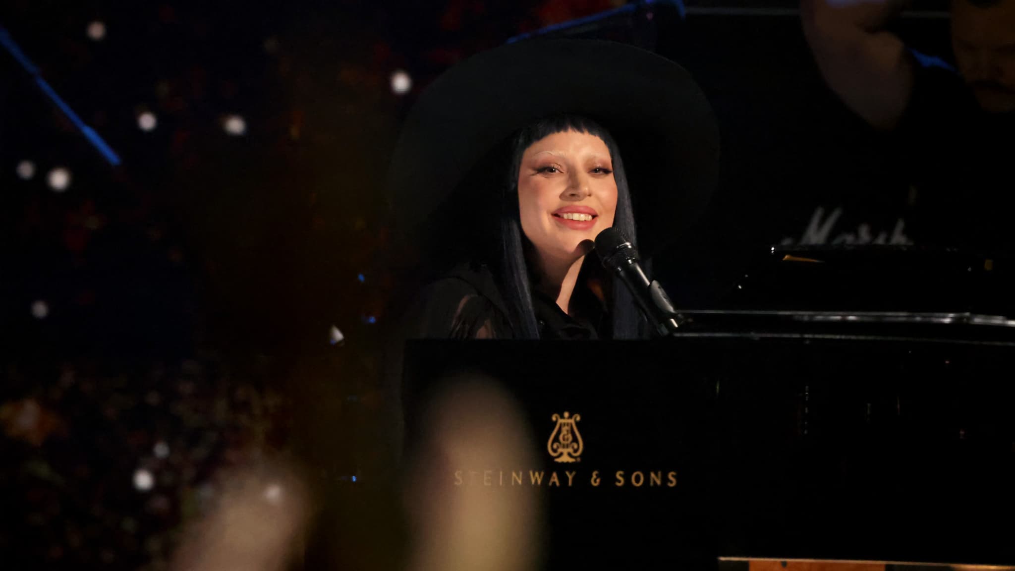 Lady Gaga Honore les Victimes du 13 Novembre à Lyon : Hommage Émouvant lors du Mayhem Ball Tour