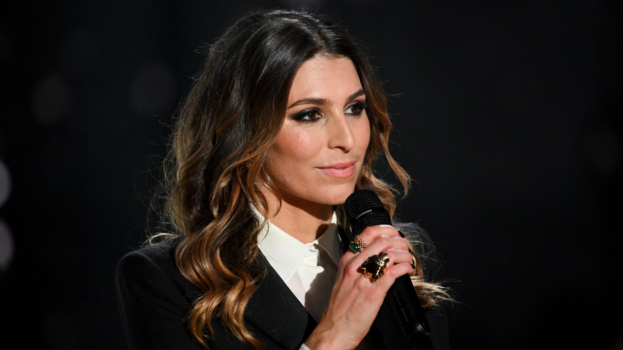 Laury Thilleman réagit après la rediffusion d'une vidéo où Ary Abittan l’embrasse sans consentement