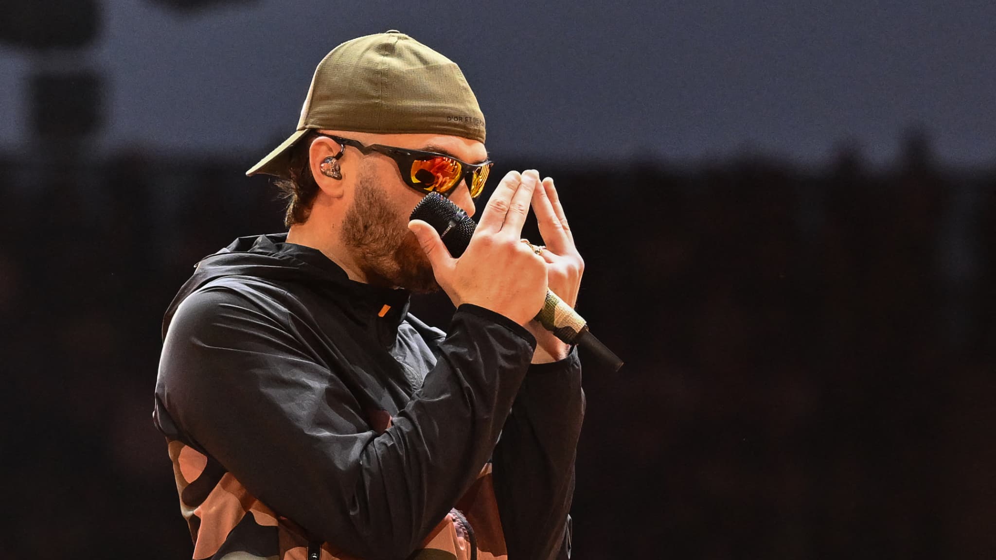 À une seconde près c'était fini : Jimmy Sax raconte l'incident incroyable avec sa chemise coincée au concert de Jul au Vélodrome
