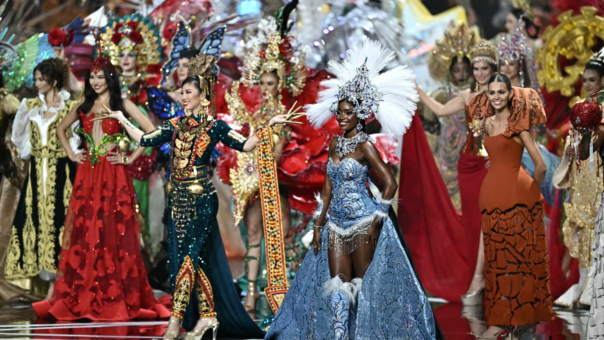 Miss Univers 2025 : Scandales, Démissions et Chutes Spectaculaires à Bangkok