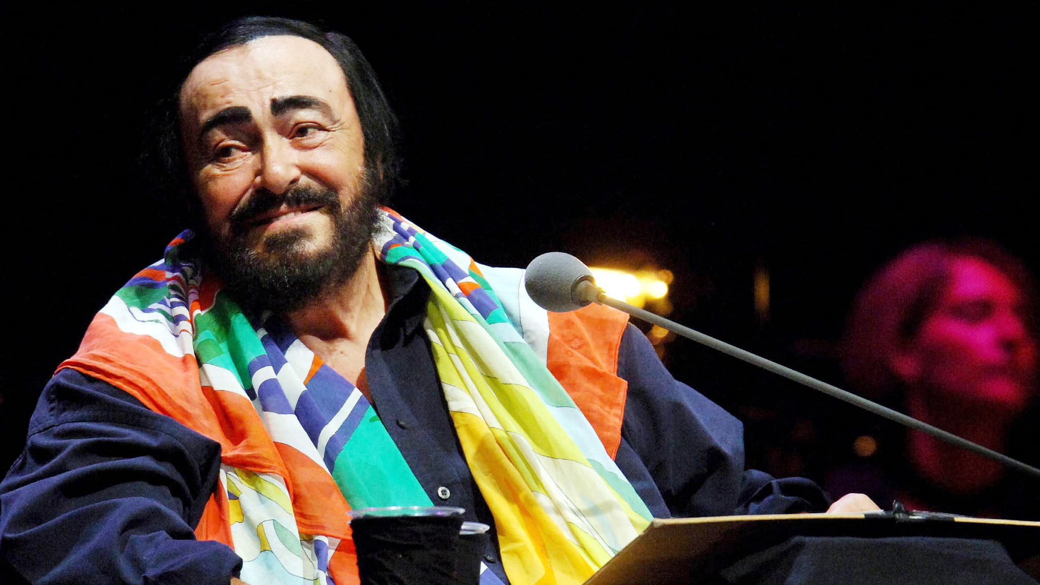 Polémique Pavarotti 2025 : Pourquoi la patinoire autour de sa statue à Pesaro scandalise l’Italie