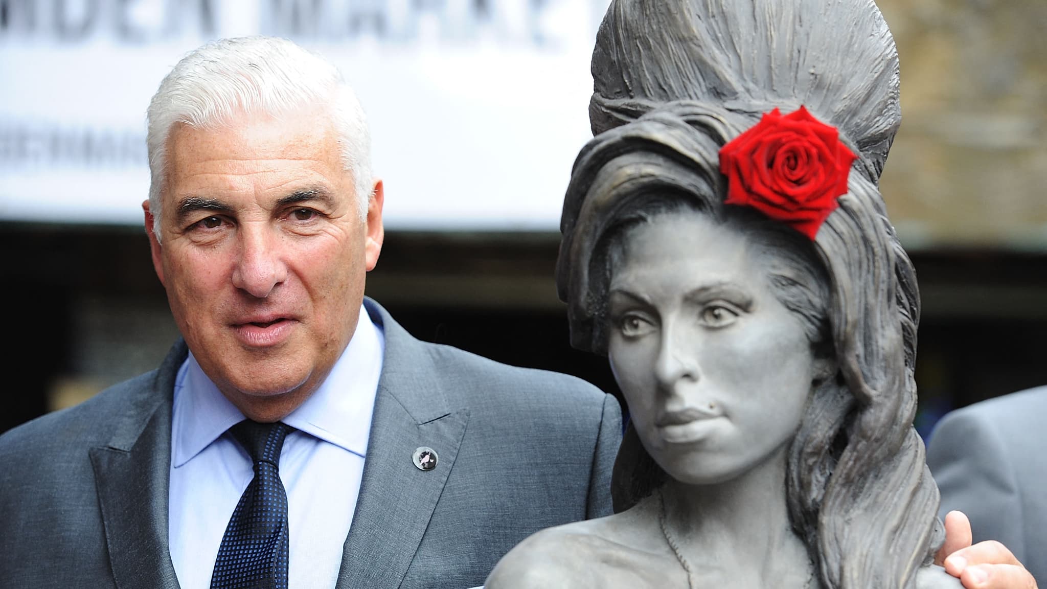 Amy Winehouse : robes vendues par ses amies, son père saisit la justice