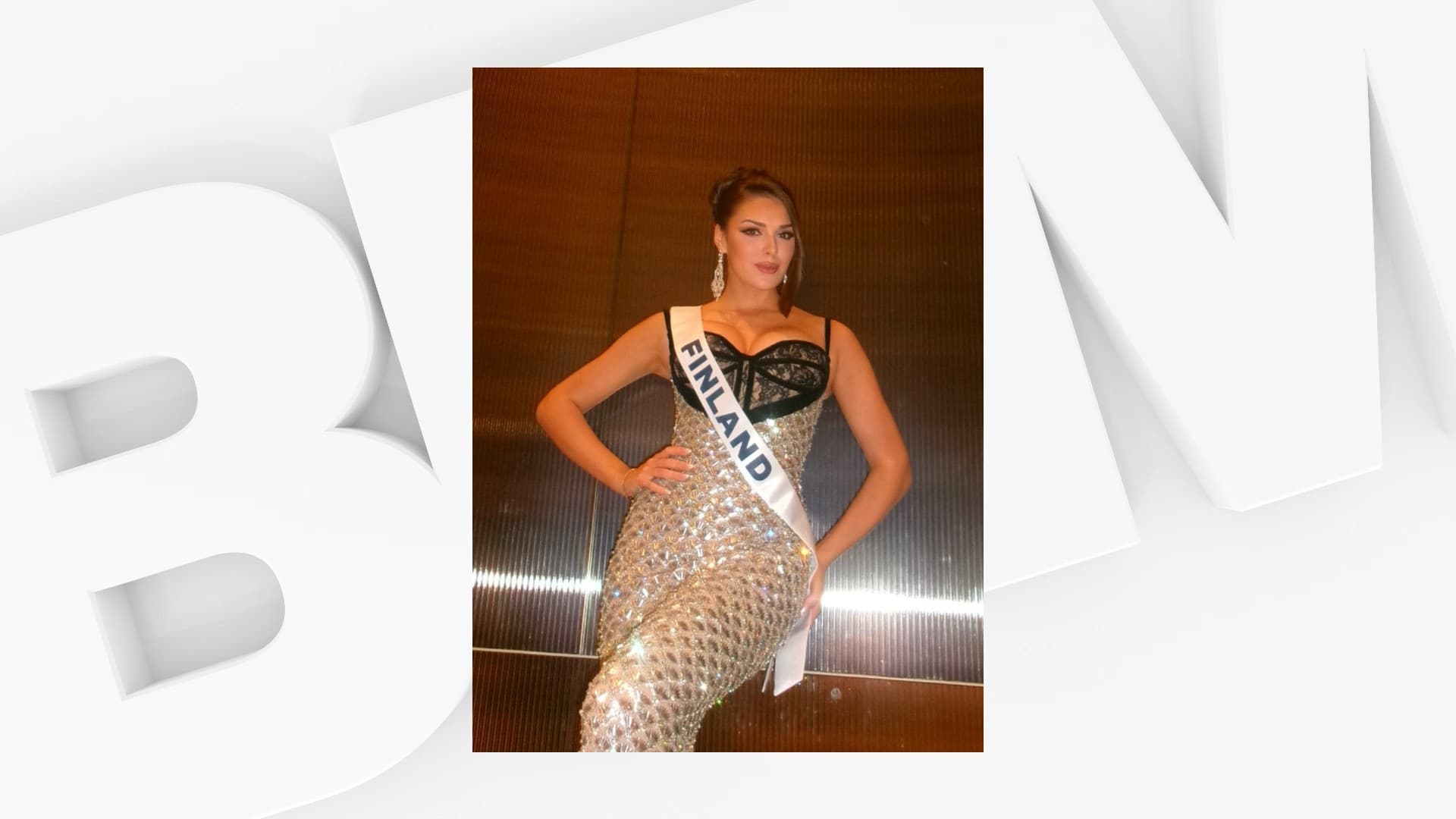 Scandale Miss Finlande 2025 : Sarah Dzafce perd sa couronne pour un geste raciste sur une photo