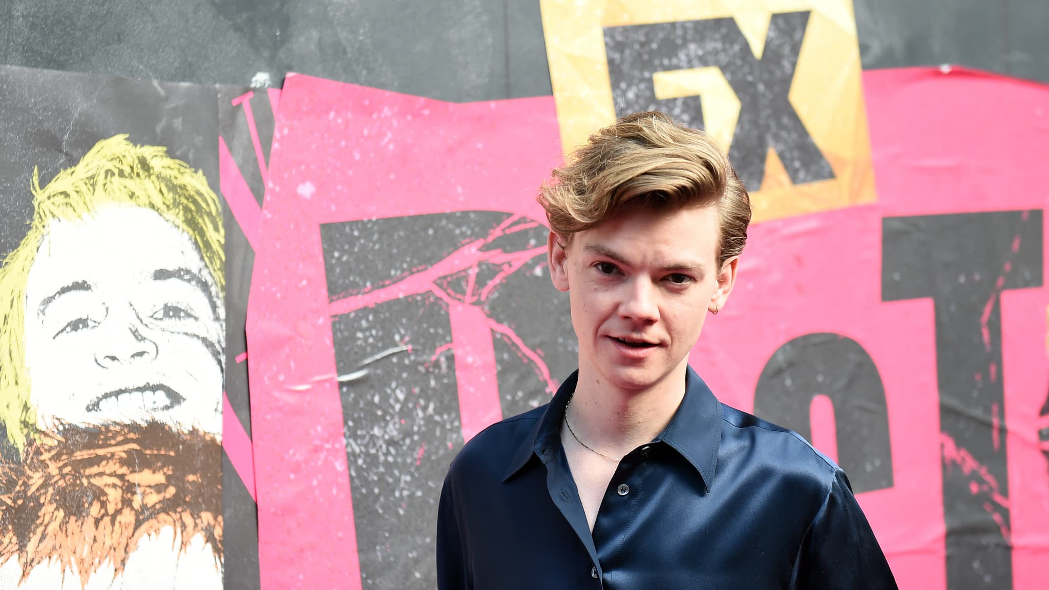 Thomas Brodie-Sangster critique les comédies romantiques bâclées du streaming : déclin ou renouveau ?