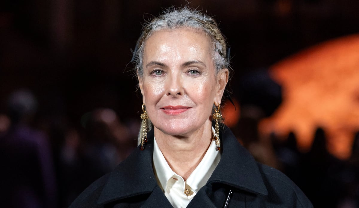 Carole Bouquet renoue avec son carré iconique à 68 ans