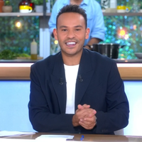 Mohamed Bouhafsi prend les rênes de C à Vous le vendredi : le départ temporaire d’Anne-Elisabeth Lemoine fait réagir