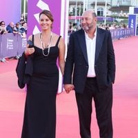 Julia Vignali et Kad Merad : un duo éclatant sur le tapis rouge de Deauville
