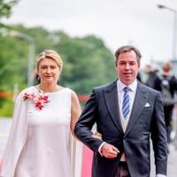 Abdication d’un monarque européen : Guillaume V, nouveau Grand-Duc du Luxembourg, épanoui auprès de Stéphanie