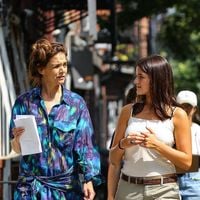 Miniature similaire : Suri Cruise retrouve Katie Holmes sur le tournage de Happy Hours – Ressemblance frappante
