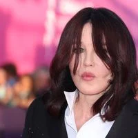 Isabelle Adjani se confie sur son lien à l’Algérie et l’héritage du silence dans son HLM parisien