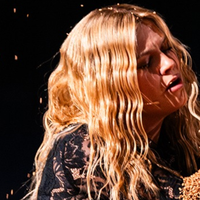 Eurovision 2025 : Louane émeut avec 'Maman' dans une scénographie spectaculaire