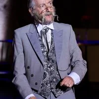 Christophe Barbier méconnaissable : de BFMTV à la scène artistique